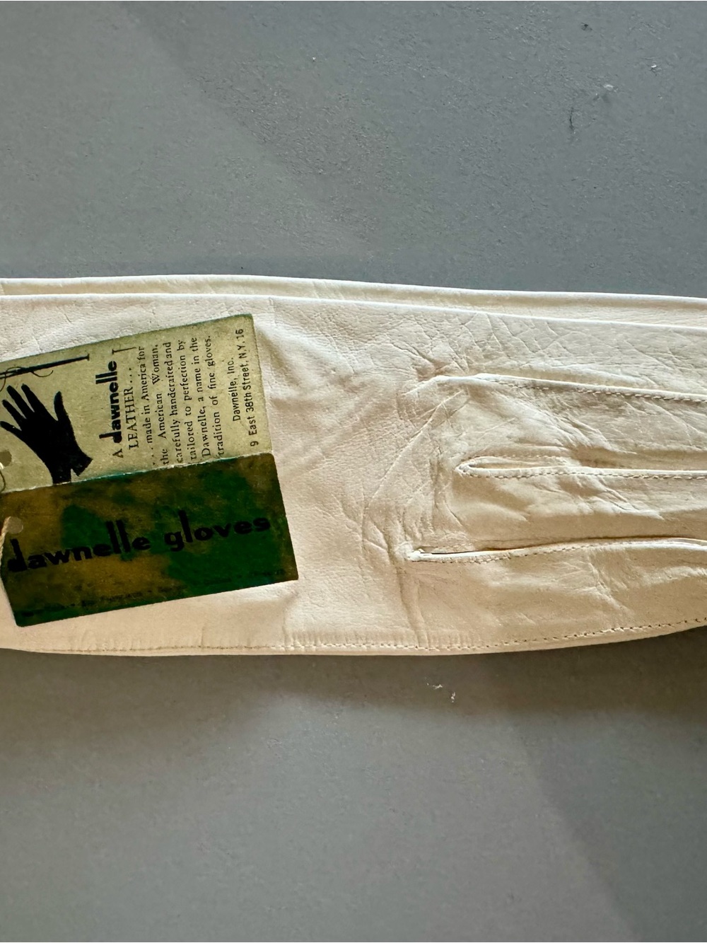 1950’s Dawnelle White Leather Driving Gloves - Vintage Label